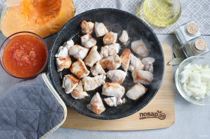 Тыква с мясом в горшочках