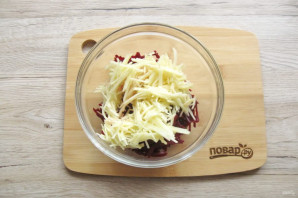 Салат из свеклы с яблоком и орехами Салат из свеклы с яблоком и орехами