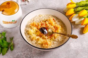 Салат красоты из овсяных хлопьев и яблока