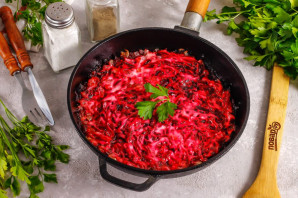 Свекла с луком в духовке