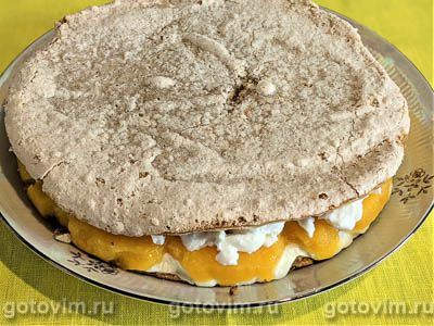 Торт из орехового безе с желе из творога и персиков Торт из орехового безе с желе из творога и персиков