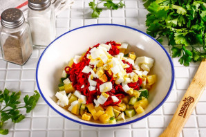 Холодный борщ из маринованной свеклы с колбасой Холодный борщ из маринованной свеклы с колбасой