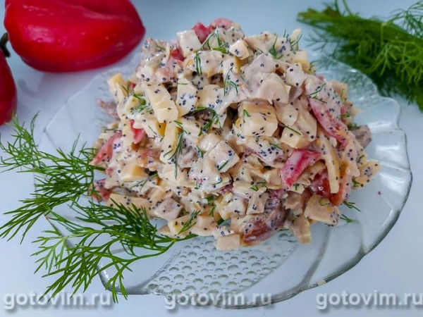 Салат из курицы с сыром, помидорами и маком