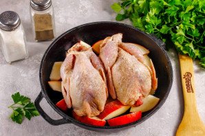 Перепелки с яблоками в духовке