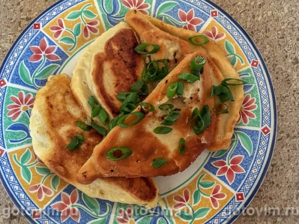 Чебуреки со свининой (тесто на газированной воде) Чебуреки со свининой (тесто на газированной воде)