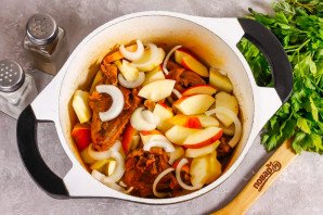 Утка с яблоками в казане