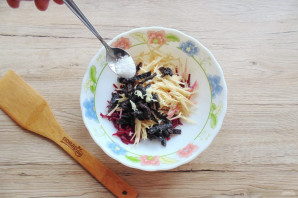 Салат из свеклы с черносливом и яблоками Салат из свеклы с черносливом и яблоками