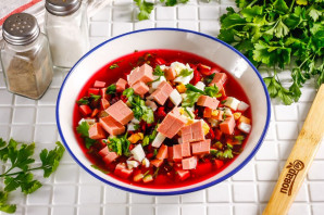 Холодный борщ из маринованной свеклы с колбасой Холодный борщ из маринованной свеклы с колбасой