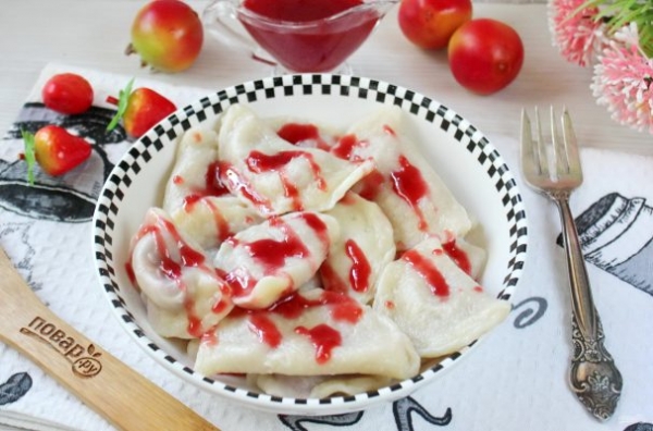 Вареники с замороженной клубникой