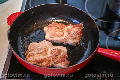 Отбивные из свиной шейки с картофелем, запеченные в томатом соусе 