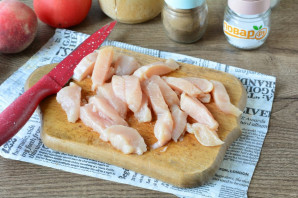 Пицца с курицей и персиками