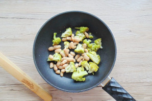 Яичница с брокколи и фасолью Яичница с брокколи и фасолью