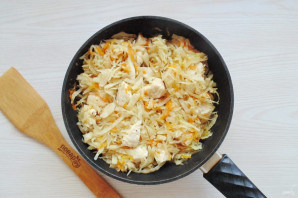 Диетическая тушеная капуста с курицей Диетическая тушеная капуста с курицей