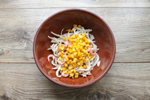 Салат с кальмарами, креветками и кукурузой Салат с кальмарами, креветками и кукурузой