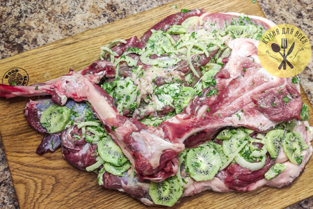 Баранина запеченная в духовке с киви Баранина запеченная в духовке с киви