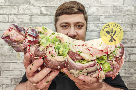 Баранина запеченная в духовке с киви Баранина запеченная в духовке с киви