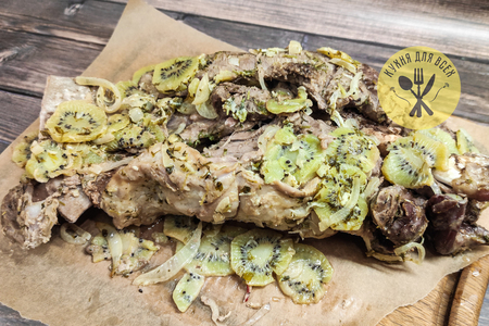 Баранина запеченная в духовке с киви Баранина запеченная в духовке с киви