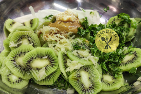 Баранина запеченная в духовке с киви Баранина запеченная в духовке с киви