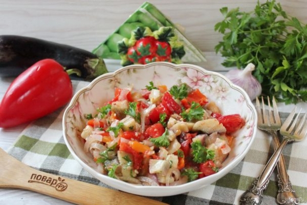 Салат из запеченных баклажанов, помидоров и перца