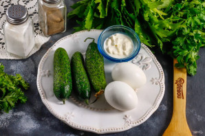 Салат с рукколой, яйцом и огурцом