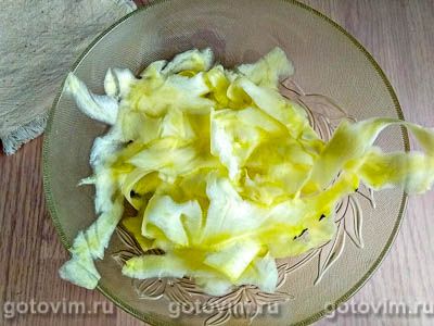 Куриные голени с овощной стружкой из кабачков Куриные голени с овощной стружкой из кабачков