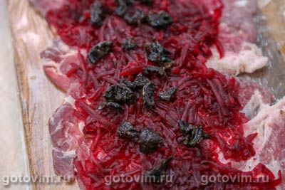 Рулет из свинины со свеклой и черносливом в беконе Рулет из свинины со свеклой и черносливом в беконе