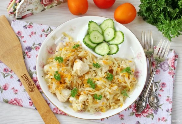 Диетическая тушеная капуста с курицей Диетическая тушеная капуста с курицей