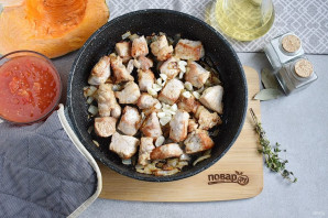 Тыква с мясом в горшочках