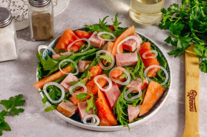 Салат с арбузом и ветчиной