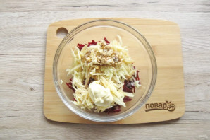 Салат из свеклы с яблоком и орехами Салат из свеклы с яблоком и орехами