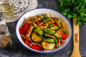 Теплый салат из кабачков и помидоров Теплый салат из кабачков и помидоров