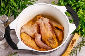 Утка с яблоками в казане