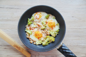 Яичница с брокколи и фасолью Яичница с брокколи и фасолью