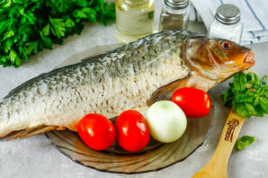 Карп запеченный с помидорами и луком Карп запеченный с помидорами и луком