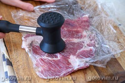 Рулет из свинины со свеклой и черносливом в беконе Рулет из свинины со свеклой и черносливом в беконе