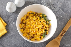 Салат из стручковой фасоли и кукурузы Салат из стручковой фасоли и кукурузы