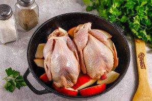 Перепелки с яблоками в духовке