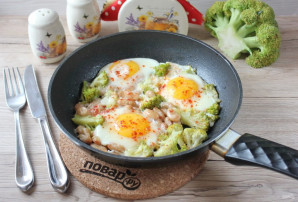 Яичница с брокколи и фасолью Яичница с брокколи и фасолью