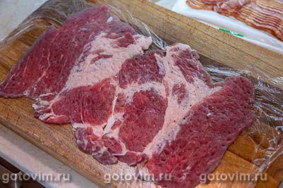 Рулет из свинины со свеклой и черносливом в беконе Рулет из свинины со свеклой и черносливом в беконе