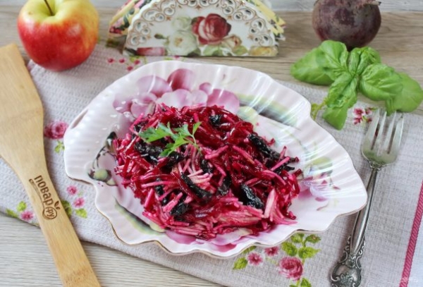 Салат из свеклы с черносливом и яблоками Салат из свеклы с черносливом и яблоками