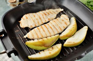 Салат с куриной грудкой и грушей Салат с куриной грудкой и грушей