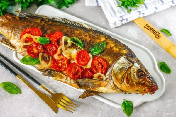 Карп запеченный с помидорами и луком Карп запеченный с помидорами и луком