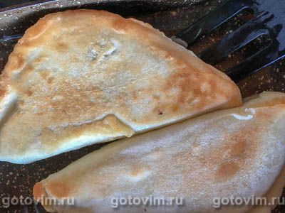 Чебуреки со свининой (тесто на газированной воде) Чебуреки со свининой (тесто на газированной воде)