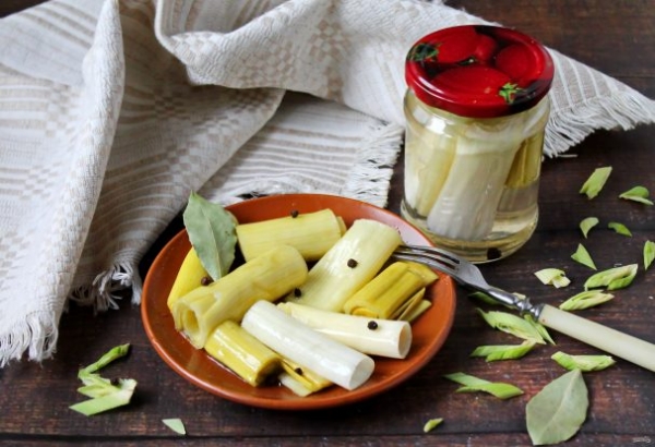 Маринованный лук-порей Маринованный лук-порей