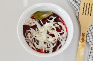 Маринованная свекла с луком Маринованная свекла с луком
