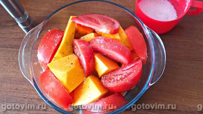 Тыква, запеченная в духовке кусочками с помидорами, беконом и вином Тыква, запеченная в духовке кусочками с помидорами, беконом и вином