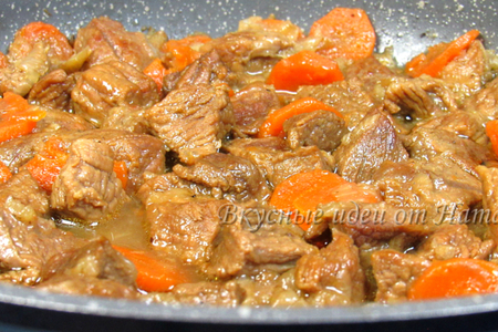 Говядина с овощами на сковороде