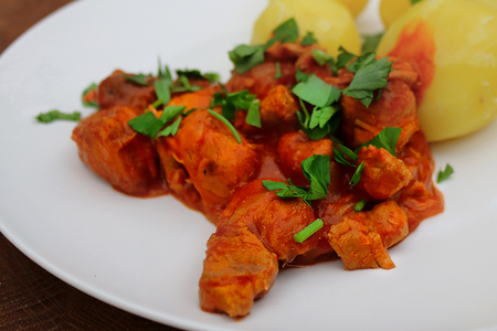 Гуляш из свинины с томатной подливкой Гуляш из свинины с томатной подливкой