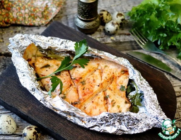 Камбала, запеченная с паприкой и петрушкой