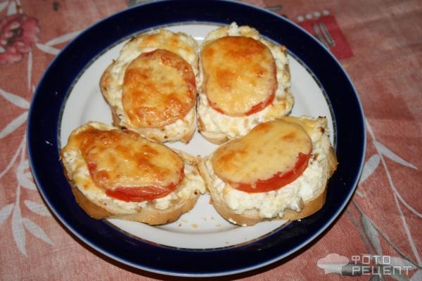 Рецепт: Горячие бутерброды в ростере - с творогом и помидором Рецепт: Горячие бутерброды в ростере - с творогом и помидором